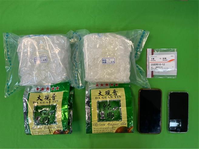 31歲陳姓男子於去年12月底、跨年前特別搭乘高鐵南下高雄，購買2公斤安非他命毒品後裝於行李箱內，再搭乘高鐵返回新北市板橋站遭逮。（翻攝畫面）