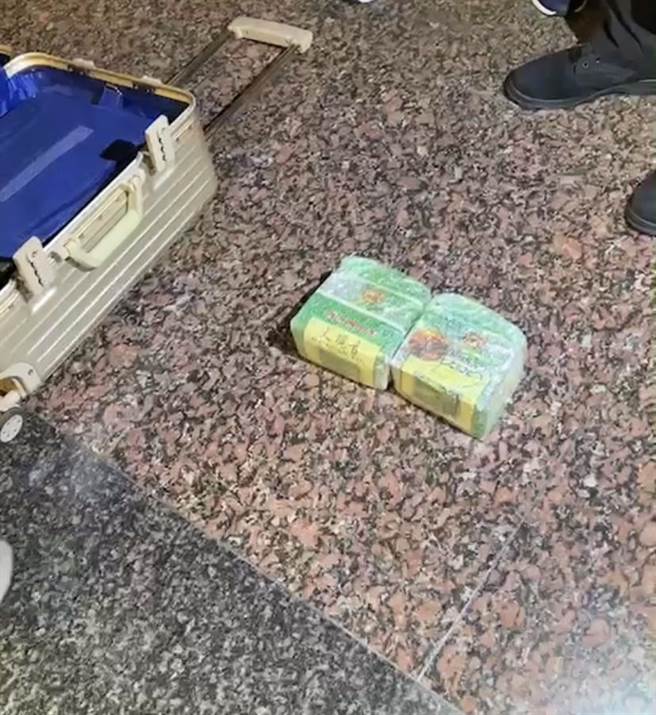 31歲陳姓男子於去年12月底、跨年前特別搭乘高鐵南下高雄，購買2公斤安非他命毒品後裝於行李箱內，再搭乘高鐵返回新北市板橋站遭逮。（翻攝畫面）