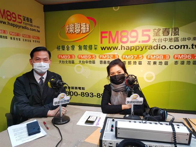 太平警分局分局長葉志誠(左)至電臺接受專訪，針對當前臺中市警方實施掃除「醉」犯專案及最新酒駕修正規定，透過聊天方式與主持人互動。（太平警分局提供／馮惠宜台中傳真）