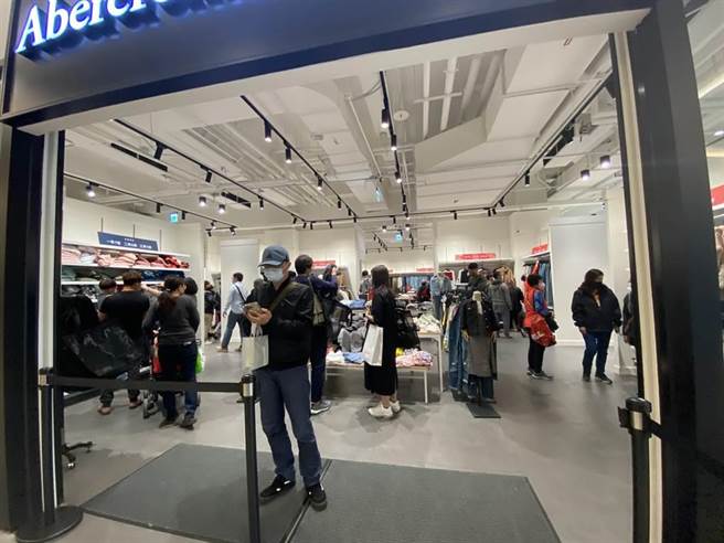 台南三井将于25日开幕，试营运期间已吸引不少人潮。（曹婷婷摄）