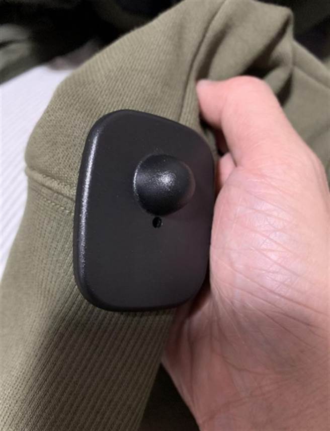 网友误把防盗扣连衣服一起带走，不知道该怎么解决。（翻摄PTT）