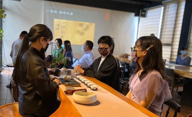 阿里山瑞里聚落申请企业辅导顾问团进场辅导，导入茶文化研习，打造茶席飨宴。(劳动部云嘉南分署提供／刘秀芬台南传真)