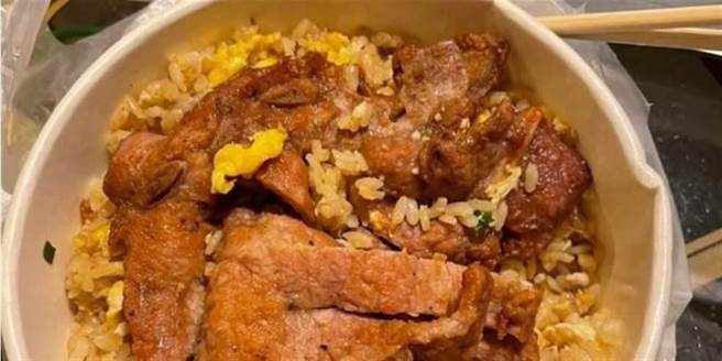 有民眾入住集中检疫所隔离，因家人送的零食饼乾及便当，都被检疫人员翻过，令他不满。（图／翻摄自Dcard）
