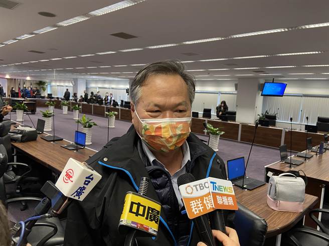 台中市农业局长蔡精强指出，寒流来袭造成寒害，调查农损约220万元，农业局补助復耕资材每公顷1万元。（卢金足摄） 