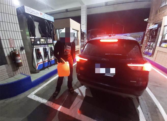 警方载着陈男到加油站买油。（翻摄照片／李京升苗栗传真）