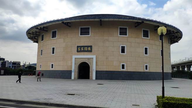 苗栗客家圆楼228连续假日不打烊，照常开馆。（李京升摄）