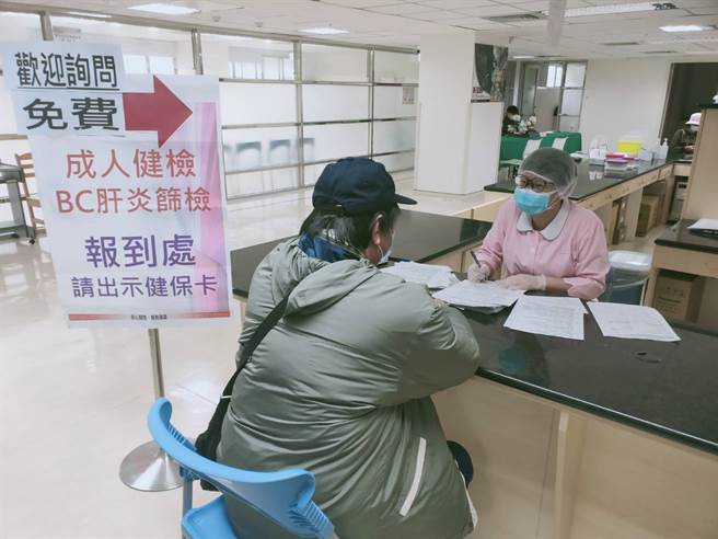 目前全台有近7000家成人預防保健特約醫療院所，由內科或家醫科醫師提供B、C肝篩檢服務；今年3月1日起將擴大資格，所有專科醫師皆可加入服務行列。（國健署提供）