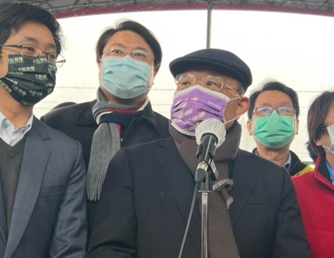 行政院长苏贞昌表示，中央流行疫情指挥中心指挥官陈时中做得很好，没有要换指挥官。（陈彩玲摄）