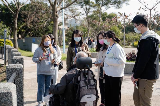 「Move募计划」透过分组任务走访忠义社区，在居民互动之间，发现并探究社区的歷史与时空环境的变化。（富宇慈善基金会提供／卢金足台中传真）