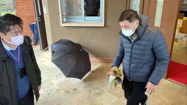 检廉再度搜索宜兰县长官邸，县长林姿妙儿子林佑泽（右）也被带回约谈。（民眾提供／李忠一宜兰传真）