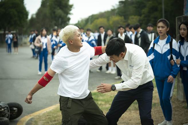 娄峻硕（左）跟周兴哲在电影里有场打架的戏。（华映提供）