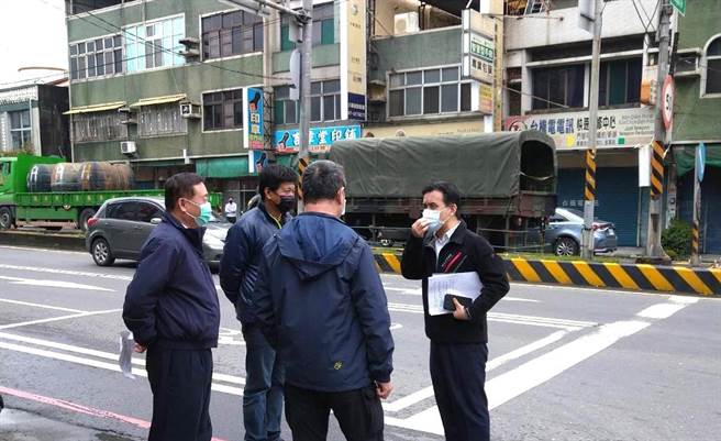 高雄市湖內警分局長蔡鴻謀（右）21日率領分局人員到路竹區交通要道會勘，希望降低交通事故發生率。（警方提供／林瑞益高雄傳真）