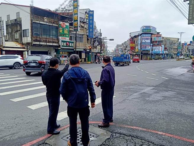 高雄市湖內警方21日到路竹區中山路與中華路口會勘，希望降低交通事故發生率。（警方提供／林瑞益高雄傳真）