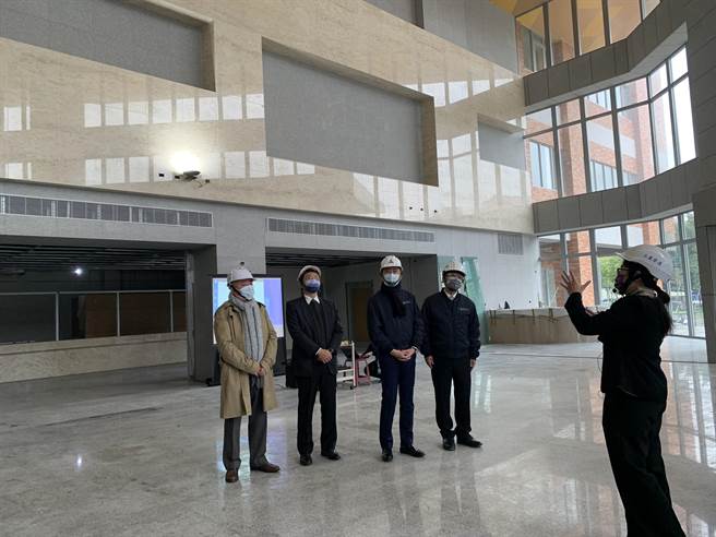 新竹市长林智坚（右三）今天前往新竹马偕儿童医院工地了解工程进度。（陈育贤摄）