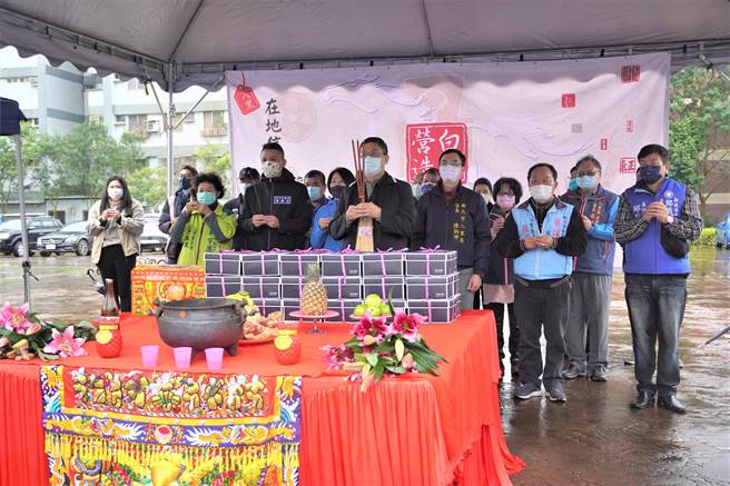 八里文昌公园今天开工，区长陈炳仲与各民代们一同祈福（戴上容摄）