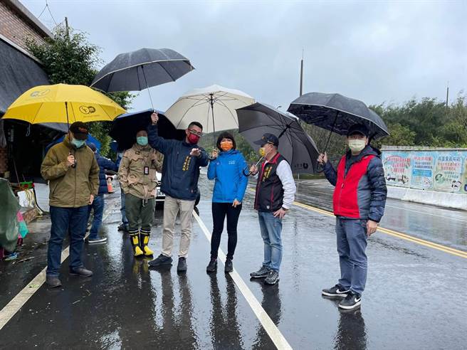 金山磺清路将新设行人专用道，议员白佩茹召集相关单位现场会勘。（金山区公所提供）