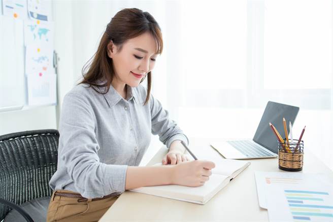 處女座、水瓶座、巨蟹座的女人實力總被低估，看似好欺負其實非常狡猾。（示意圖／shutterstock）