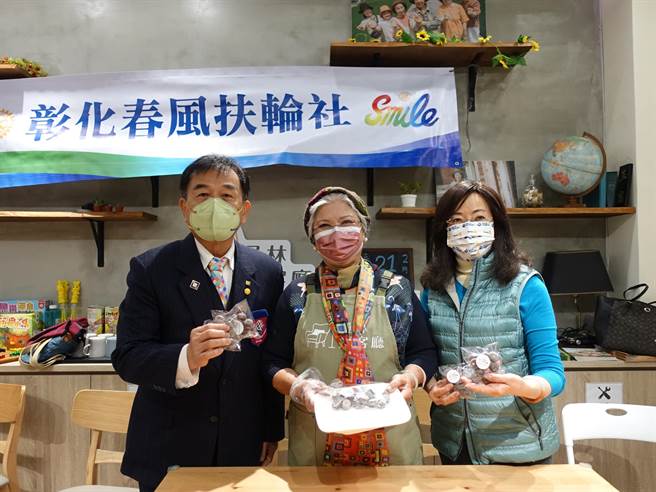 原本每周都要上台北帮忙顾孙的70岁陈奶奶（中），已经来上课3个月，现在最期待每周都能做小点心送去给静修国小的小朋友们吃。（谢琼云摄）