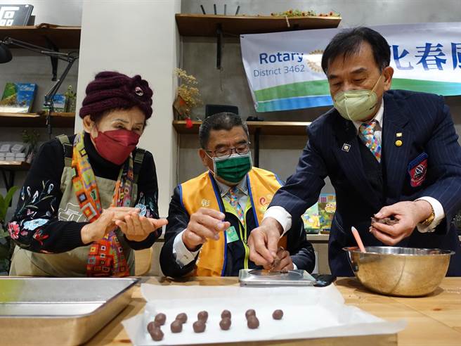 春风扶轮社郑孟儒社长(中)、国际扶轮3462地区谢汉金总监(右1)与82岁邓奶奶一同体验手作烘焙小点心。（谢琼云摄）