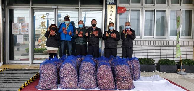 七股区公所购买1100斤红葱头分送区内11个关怀照顾据点。(七股区公所提供／刘秀芬台南传真)