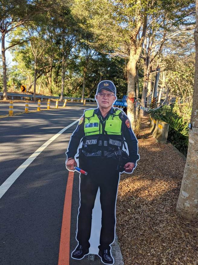 彰化县警局交通队去年12月推出人气交警「哔哔哥」江敦霖的真人尺寸警察人型立牌，不定期到139线弯道处站岗。（彰化县警局提供／谢琼云彰化传真）