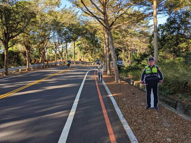 彰化县警局交通队去年12月推出人气交警「哔哔哥」江敦霖的真人尺寸警察人型立牌，不定期到139线弯道处站岗。（彰化县警局提供／谢琼云彰化传真）