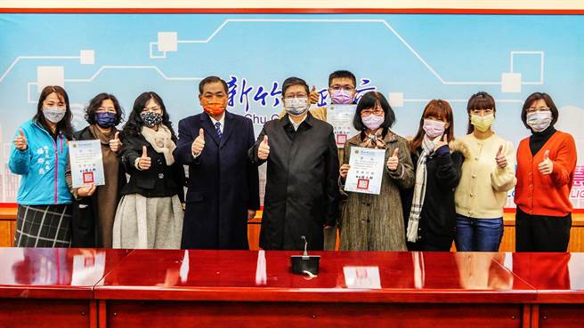 新竹县光明国小、福龙国小、凤冈国小荣获教育部国教署「109学年度推动健康促进计画」绩优学校奖，县长杨文科（中）表扬3校校长和主任。（罗浚滨摄）