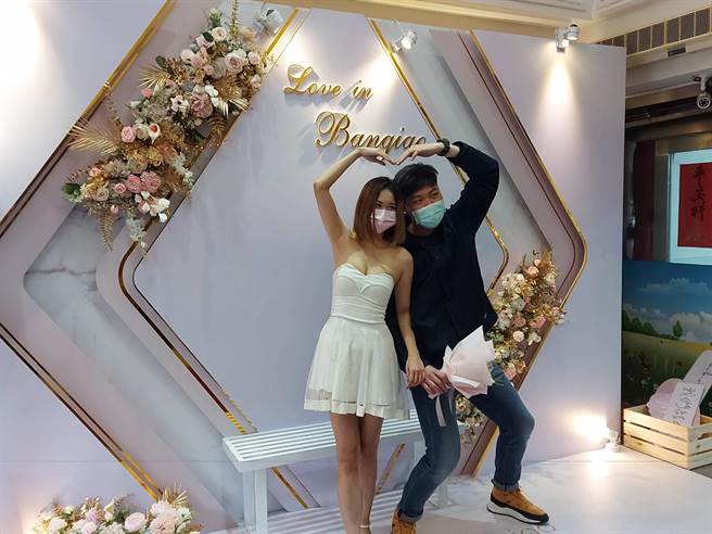 板桥户政事务所今天截至中午即有38对新人办理登记。（板桥户政事务所提供）