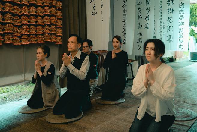 Selina（右）在片中回到娘家與飾演家人高宇蓁、陳以文等人一起參加長輩頭七。（皮諾丘電影提供）