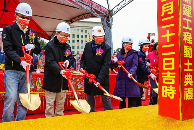 新竹县图书总馆由县长杨文科（中）、议长张镇荣（左二）等地方人士热闹动土，将打造艺文休憩新地标。（罗浚滨摄）