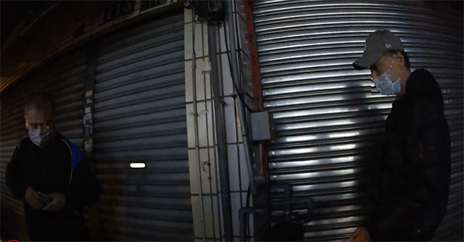 56岁赖姓乘客（左）与62岁张姓司机（右）因绕路闹纠纷报警处理。（民眾提供／冯惠宜台中传真)