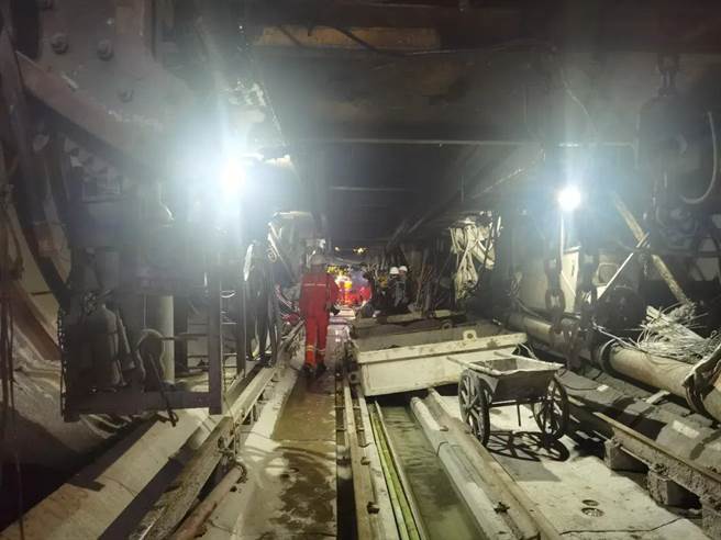 黄河长江水系握手，陕西引汉济渭秦岭输水隧洞大工程全线贯通。（华商报）