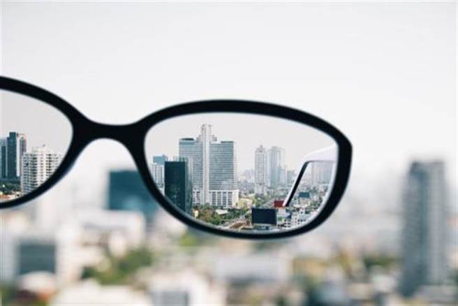 利用視差、景深 老花眼矯正新趨勢 看遠看近都搞定。(示意圖/Shutterstock)