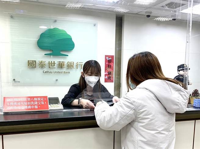 （第二次保單紓困貸款貸款人數及金額明顯不如去年7月。圖／本報資料照片）
