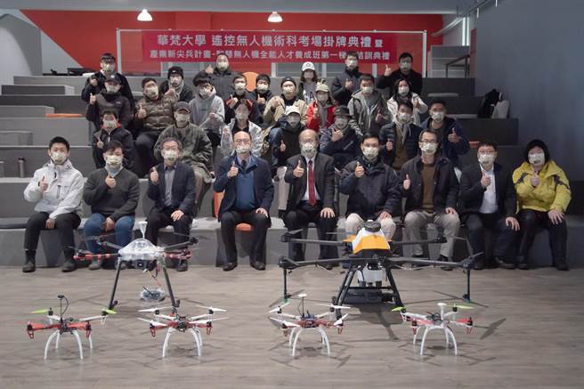 华梵大学展示无人机队，并与民航局简任技正耿骅（前排左四）合影。（华梵大学提供）