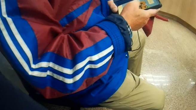 蔡姓老翁在网路上认识一名自称「美国女军官」，日前到银行欲匯150万元给对方。（警方提供）