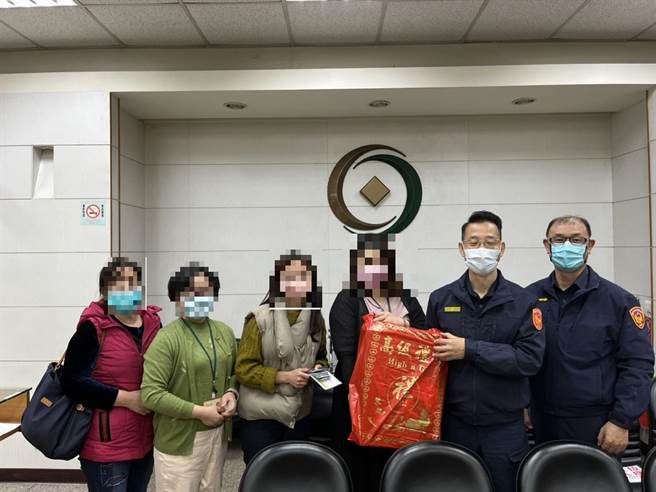 清水警分局长游永中前往银行，表扬陈姓女行员机警与警方共同阻诈成功。（警方提供）