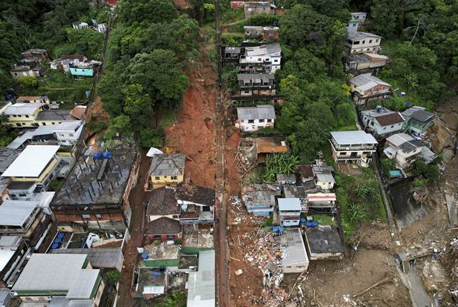 巴西里約山城暴雨引發洪水和土石流，罹難人數增至180人，至少104人失蹤。(圖／美聯社)