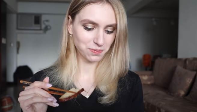 现居台湾的俄罗斯正妹Kristina搬到台湾1年的时间，最喜欢滷味。（图／翻摄自不要闹工作室YouTube）