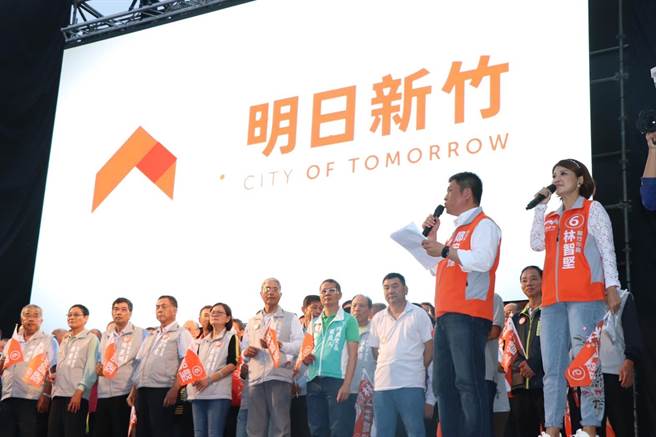 曾連任5屆新竹市議員、有意角逐新竹市長的行政院顧問鄭宏輝（右二）。（圖／取自鄭宏輝臉書）