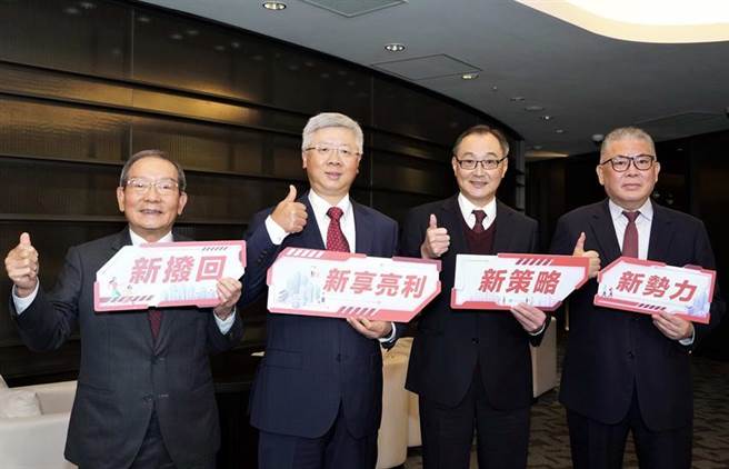 （台新人壽、銀行、投信三強首次聯手，新年開春推連結類全委標的「新享亮利」投資型保單。圖左起台新投信董事長吳光雄、台新金控總經理林維俊、台新人壽董事長蔡康、台新銀行總經理尚瑞強。圖／台新金控提供）

