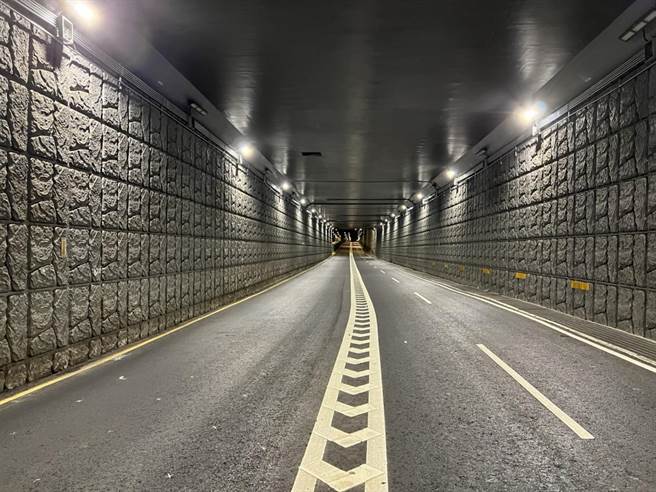 中和区新北环快穿越秀朗桥车行地下道採用LED灯具搭配智能隧道照明控制系统，改善后可依照白天、昼夜地下道外部亮度即时调整内部照度。（新北市工务局提供）