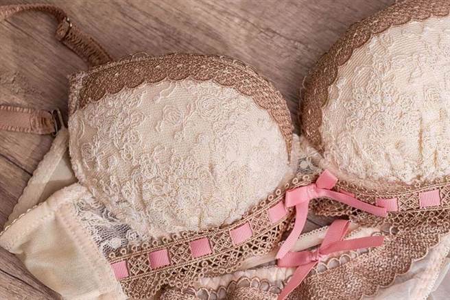 女生的某些特定部位會吸引到男性，也因此大家經常聽到腿控、臀控等詞，不過近日網路上卻有網友分享吸引到男友的並非自己的身體，而是成套的內衣褲。（示意圖／達志影像）