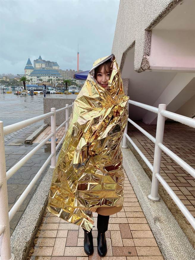 寒流來襲，羅巧倫在淡水海邊拍攝《黃金歲月》。（民視提供）