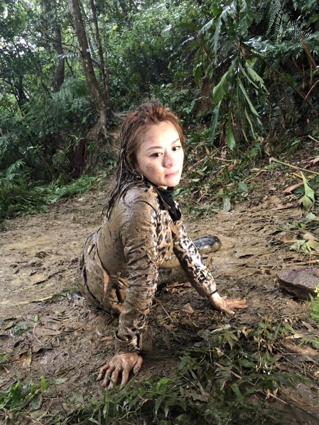 《黃金歲月》苗真上週在山區拍攝在泥土中打滾的重頭戲，今天(22日)播出。（民視提供）