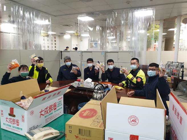 台中市大台中警察之友会第二办事处主任何峰源为慰劳员警的辛苦，自掏腰包购买咖啡、麵包，赠送给员警当下午茶。（台中市警二分局提供／冯惠宜台中传真）