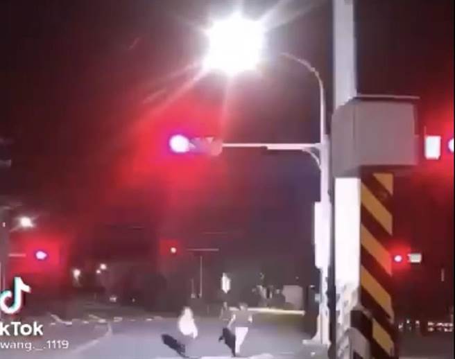 苗栗2屁孩恶搞3支测速照相杆 「红灯衝线」警方怒了(台湾新闻记者联盟资讯平台提供)