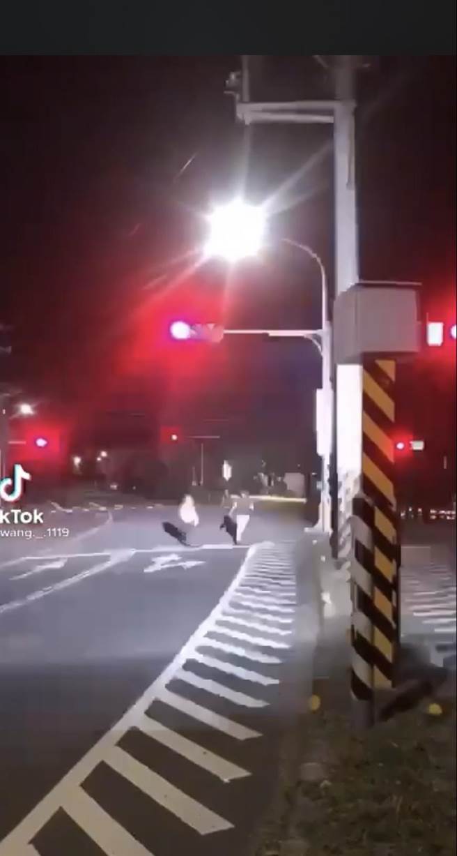 苗栗2屁孩恶搞3支测速照相杆 「红灯衝线」警方怒了(台湾新闻记者联盟资讯平台提供)