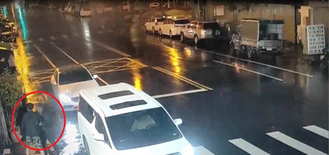 台中市太平區中山路2段364巷口22日凌晨發生一起街頭鬥毆案，39歲楊姓男子在家喝酒後打電話給45歲張姓同事和另兩名友人，請他們一起去喝，張男等3人駕車抵達時，發現楊已爛醉，請楊回家休息，未料卻遭喝茫的楊男認不給面子，不但發生口角還在街頭扭打。（影片截圖）