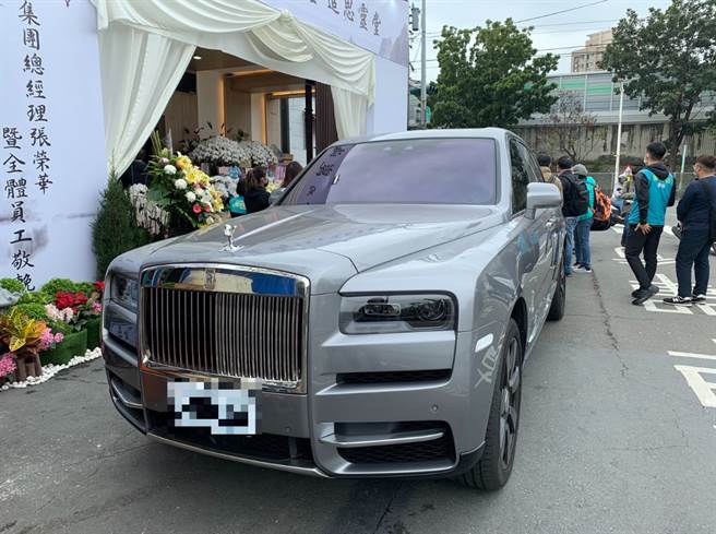 劳斯莱斯名车现身海董的灵堂。（图／民眾提供）